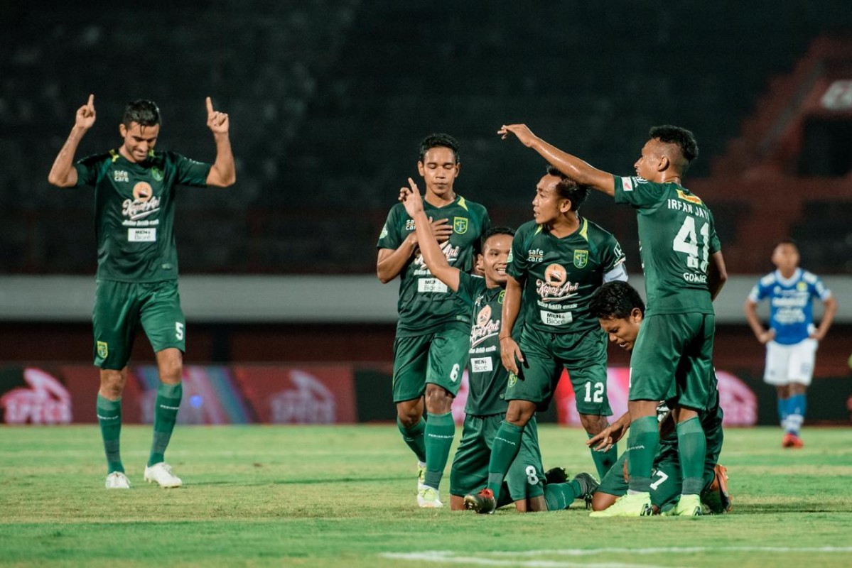 Skuad Persebaya usai kalahkan Persib Bandung. (foto: Persebaya)