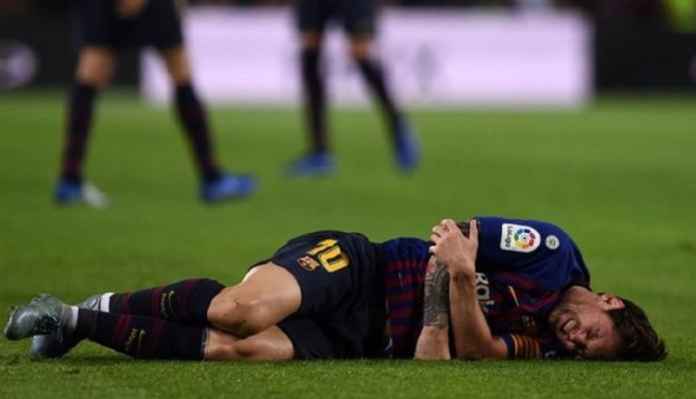 Lionel Messi mengerang kesakitan karena salah tumpuan saat jatuh. Foto: Albert Gea/ Reuters.