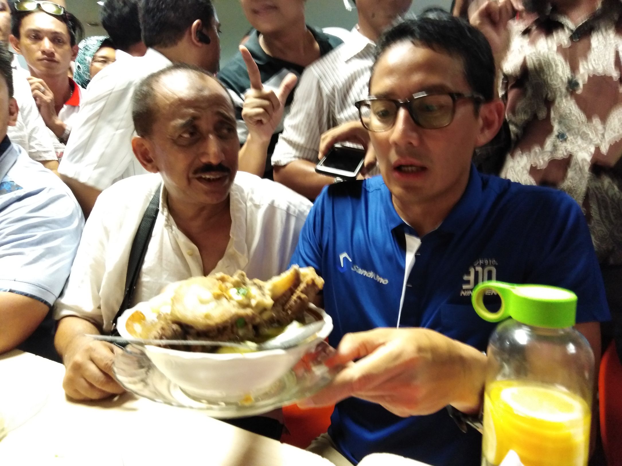 Sandiaga Uno saat menyantap Sop Buntut Dinosaurus. (foto: farid/ngopibareng.id) 