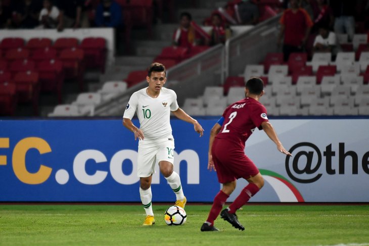 Pemain tim nasional sepak bola U-19 Indonesia Egy Maulana Vikri (kiri) menggiring bola dalam lanjutan laga Grup A Piala U-19 Asia 2018 kontra Qatar di Stadion Utama Gelora Bung Karno, Jakarta, Minggu, 21 Oktober 2018. (Foto: AFC))