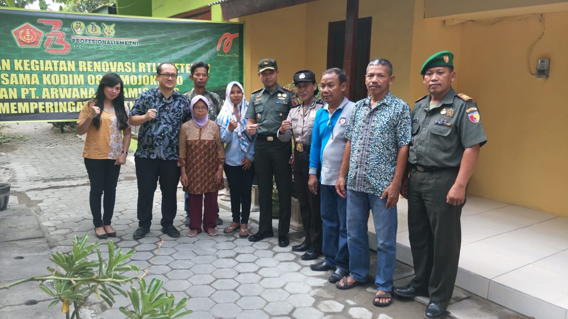 Suasana Penyerahan Bantuan Di Rumah Janda Veteran Pejuang Kemerdekaan 