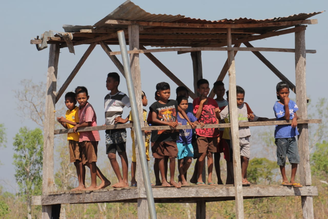Mereka yang kecil harus memanjat. foto:kemenpar