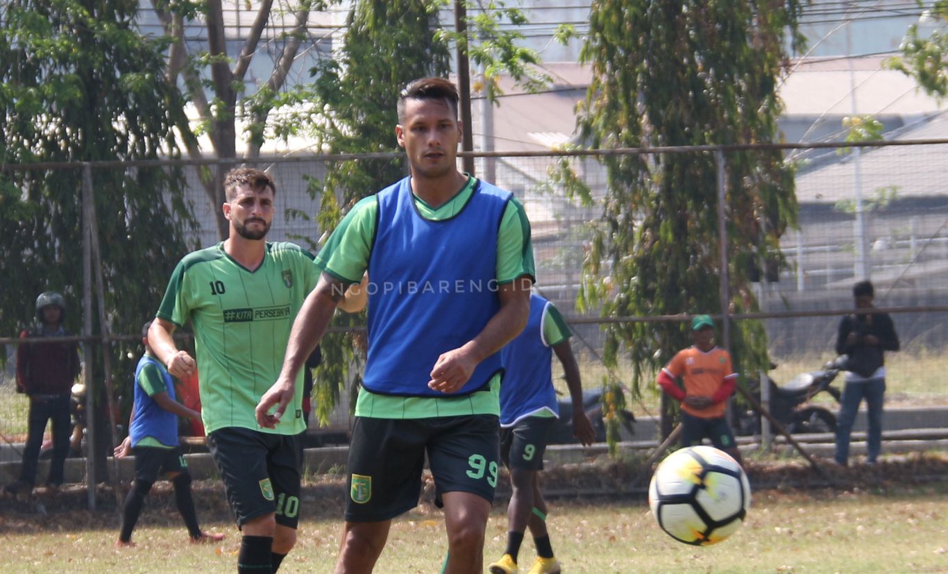 Pamain Persebaya Raphael Maitimo. (foto: Haris/ngopibareng)