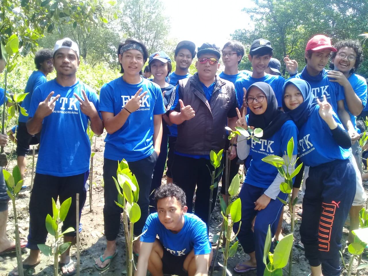 Herman berasama mahasiswanya melakukan penanaman Bakau Api-api Putih di Pantai Wonorejo Surabaya. 