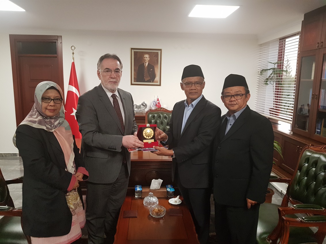 PUJIAN: Director of Religious Affairs Turki, Osman Trasci bersama Haedar Nashir dan jajaran PP Muhammadiyah. (foto: md for ngopibareng.id)