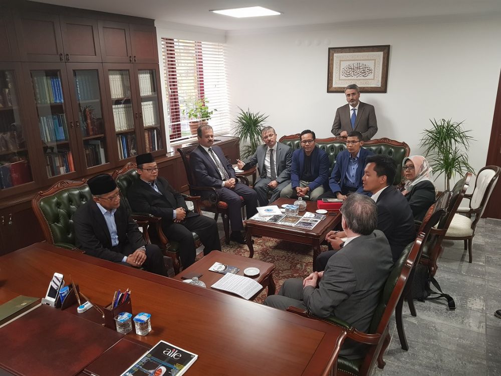SAHABAT: Jajaran PP Muhammadiyah saat pertemuan dengan Director of Religious Affairs Turki, Osman Trasci di Turki. (foto: md for ngopibareng.id)