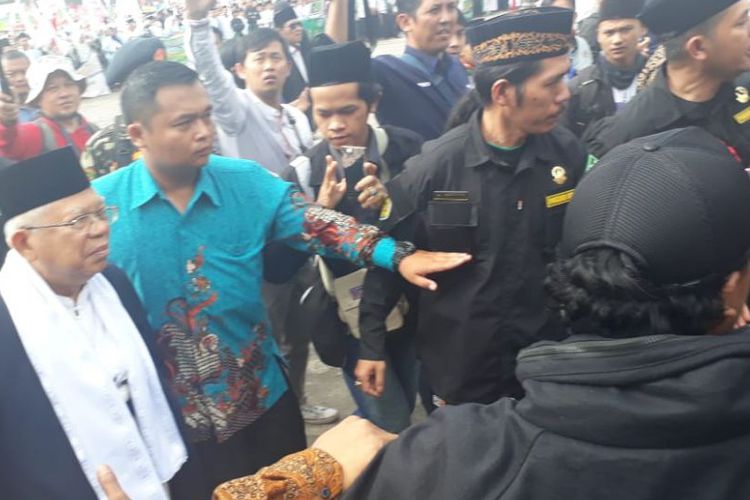 MILENIAL: KH Ma'ruf Amin saat berada di Tasikmalaya dalam peringatan Hari Santri. (foto: ma for ngopibareng.id)