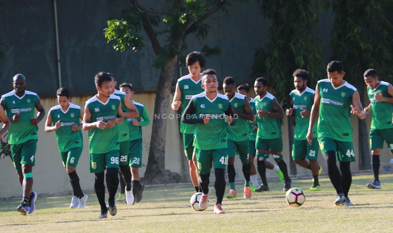 Skuat Persebaya saat berlatih di Lapangan Polda Jatim, Surabaya. (foto: Haris/ngopibareng)