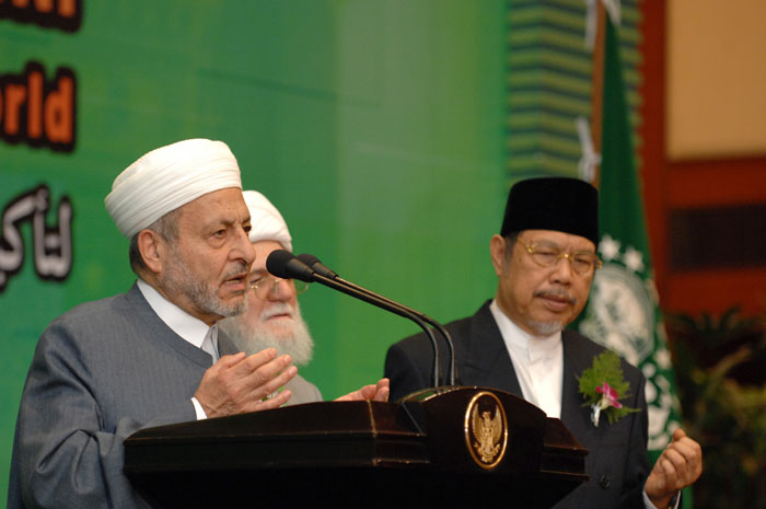 BERMUNAJAT: Prof. Dr. Wahbah az-Zuhaili, ketika bersama KH M Tholchah Hasan. (foto: dok ngopibareng.id)