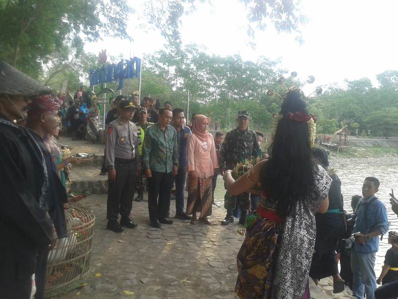 Prosesi Kirab Budaya Di Waduk Tanjungan Desa Tanjungan Kecamatan Kemlagi Kabupaten Mojokerto