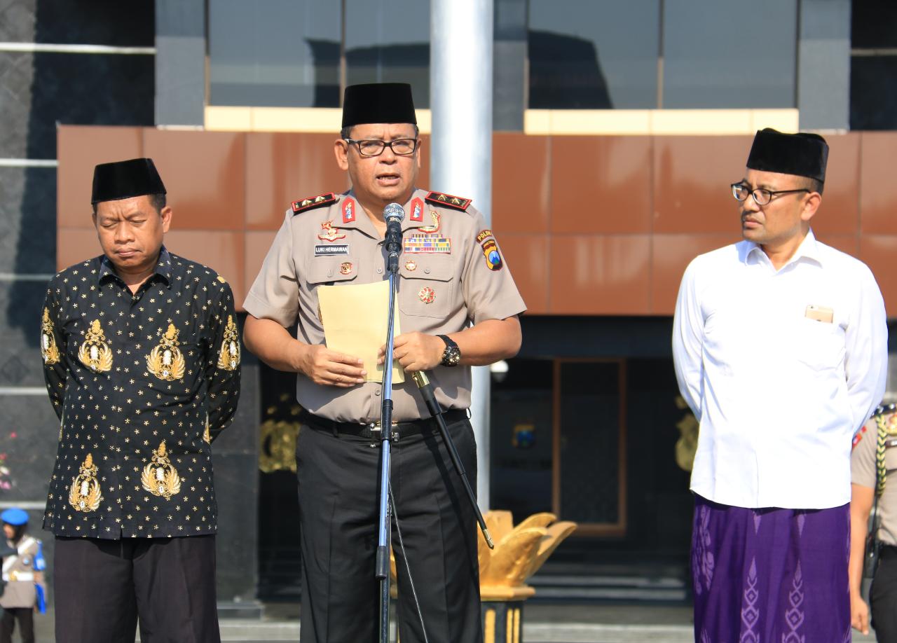 APEL: Kapolda Jatim Irjen Pol Lucky Hermawan sebagai instpektur upacara apel hari santri yang didamping Prof Muzakki Sekretaris PWNU Jawa Timur. (foto: am for ngopibareng.id)