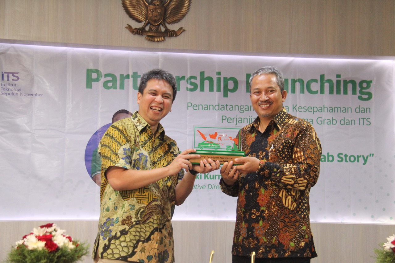 Managing Director Grab, Ridzki Kramadibrata (kiri) menyerahkan cinderamata kepada Rektor ITS Prof Joni Hermana.