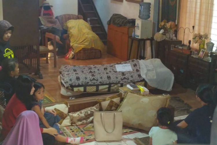 Jenazah Titi Qadarsih disemayamkan di rumah duka di Cinangka, Sawangan, Depok, Jawa Barat, Senin 22 Oktober 2018.