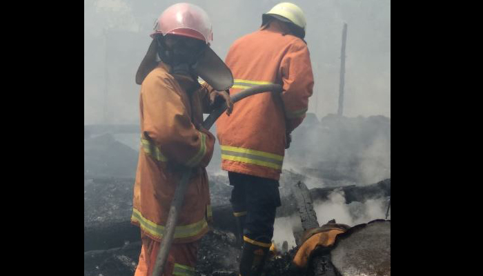 Petugas pemadam kebakaran Lamongan sedang berusaha memadamkan api. (Foto: ngopibareng.id)