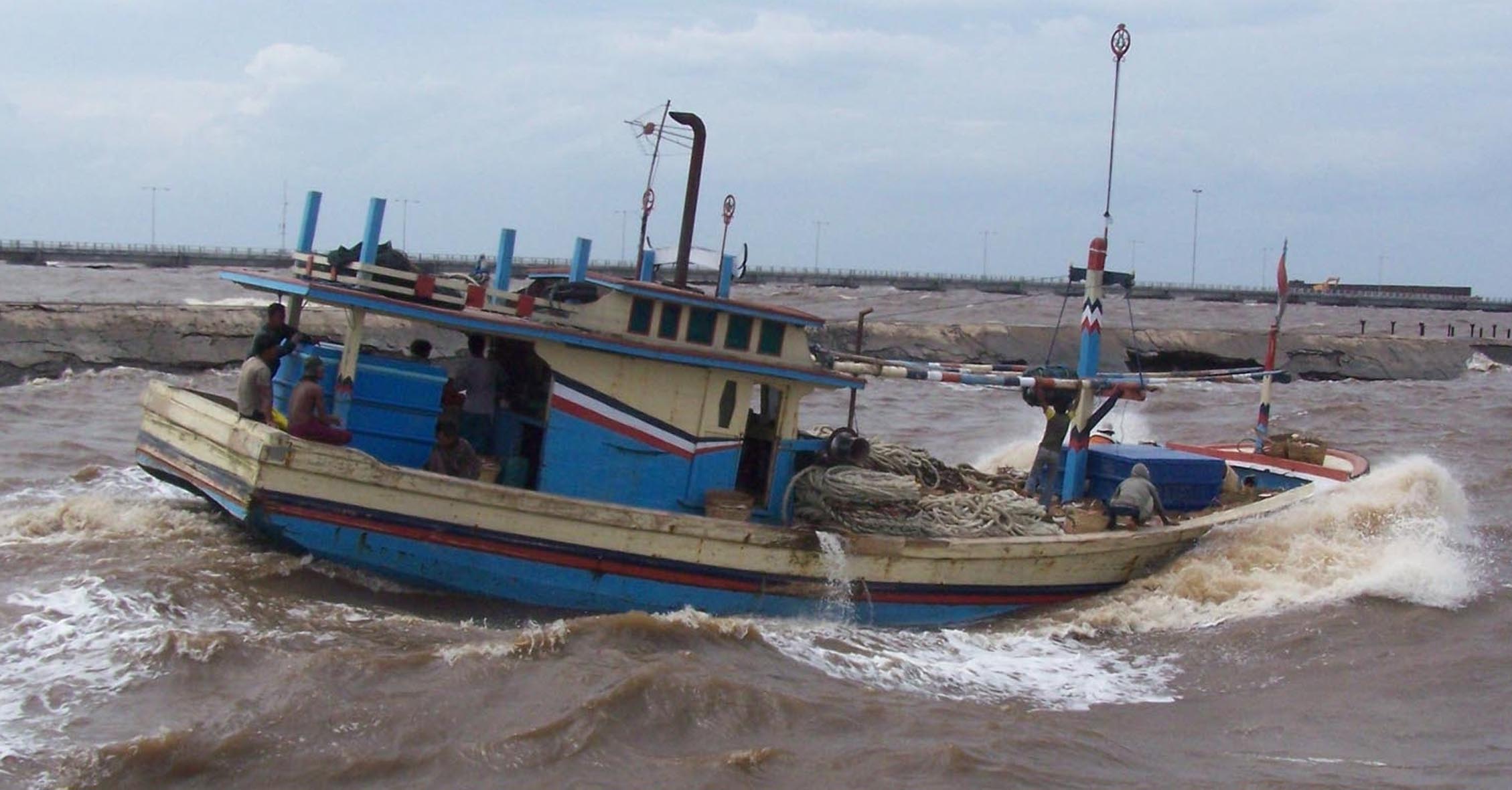 Kapal jonggrang bertonase di atas 10 GT seperti ini termasuk KM Cahaya Bahari Jaya tidak terjangkau asuransi nelayan. (Foto: Ikhsan/ngopibareng.id)