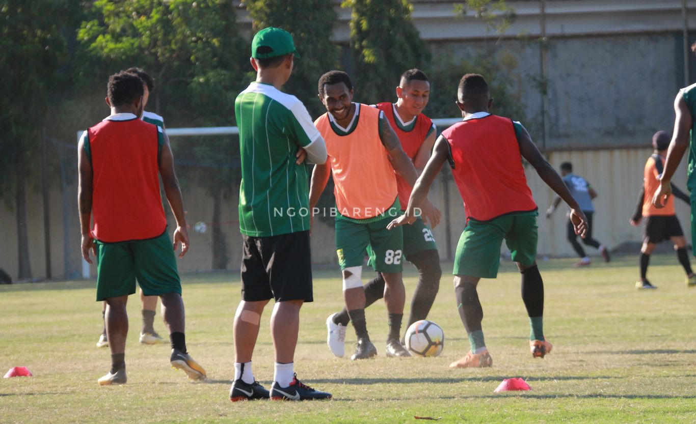 Skuat Persebaya saat berlatih di Lapangan Polda Jatim, Surabaya. (foto: Haris/ngopibareng)