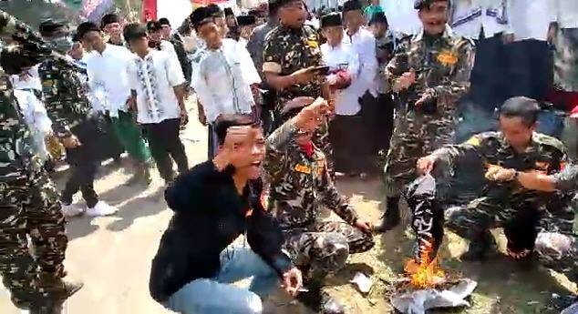 Oknum Banser membakar bendera yang diduga bendera HTI. Foto: istimewa 