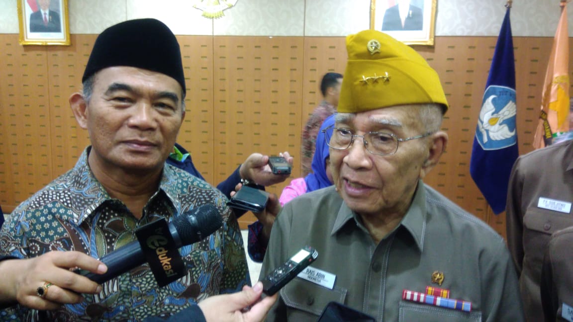 Ketua Legiun Veteran RI Letnan Jenderal (pur) Rais Abin, bersama Mendikbud Muhadjir Effendy, membuka kerjasama pendidikan karakter untuk guru. Foto: Asmanu/Ngopibareng.id.