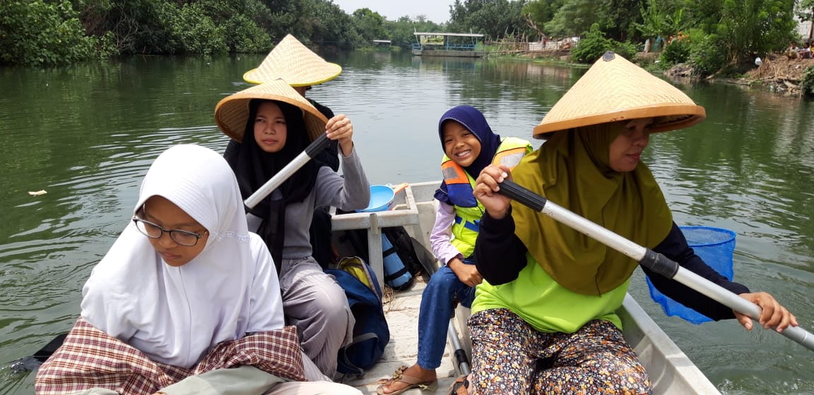 Tim Brantas Seger Waras melakukan penyusuran dari Wringinanom sampai Gunungsari selama dua hari, tepatnya 20 dan 21 Oktober lalu. (Foto: Ecoton)