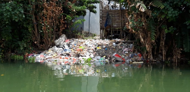 Tumpukan sampah yang ditemukan di bantaran Kali Surabaya. (Foto: Ecoton)