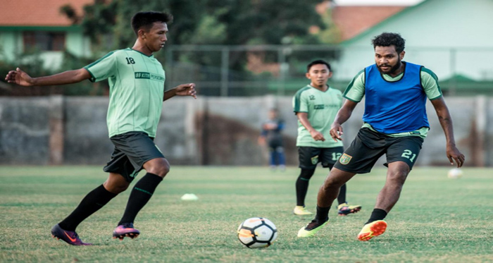 Fandry Imbiri diharapkan tampil tangguh saat Persebaya menjamu Persebaya di pekan ke-27 Liga 1 2018, Kamis 25 Oktober 2018 di Stadion Gelora Bung Tomo, Surabaya. (persebaya.id)