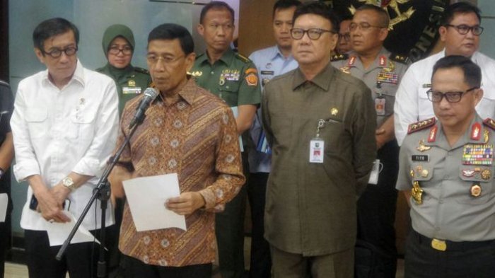 PENJELASAN: Menko Polkam Wiranto didampingi Mendagri Tjahjo Kumolo dan Kapolri Jenderal Tito Karavian. (foto: setneg for ngopibareng.id)