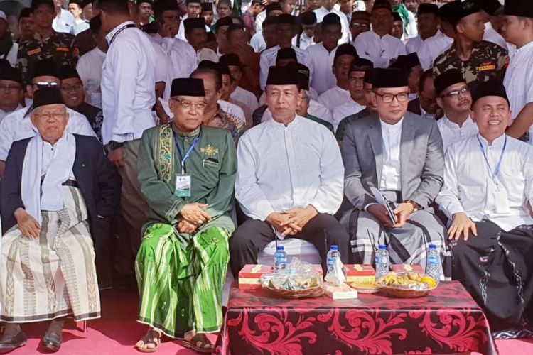 Menko Polkam Wiranto bersama para ulama ketika Peringatan Hari Santri di Tasikmalaya, Jawa Barat. (foto: ngopibareng.id)