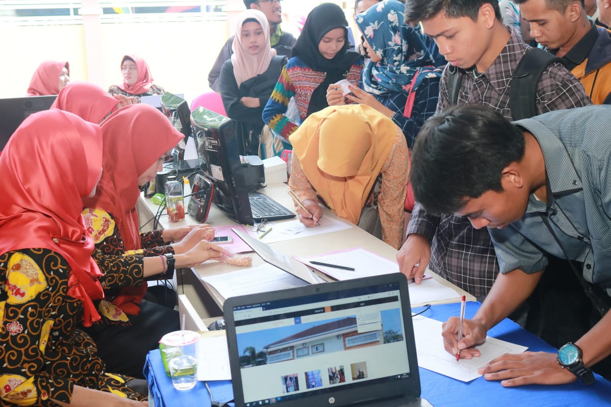 Para pencari kerja (Pencaker) langsung memadati arena Job Fair yang digelar BLK Lamongan, Selasa, 23 Oktober 2018. (Foto: Totok/ngopibareng.id). 