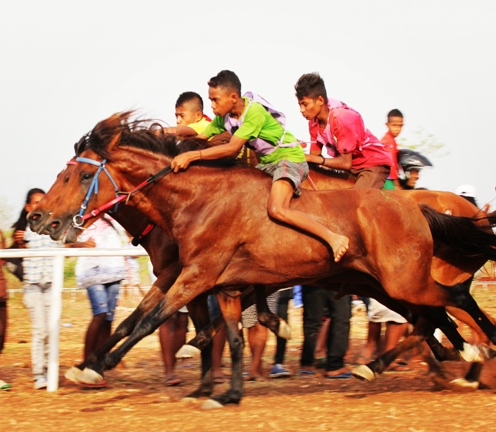 Ketegangan yang menghadirkan wisman. foto:kemenpar