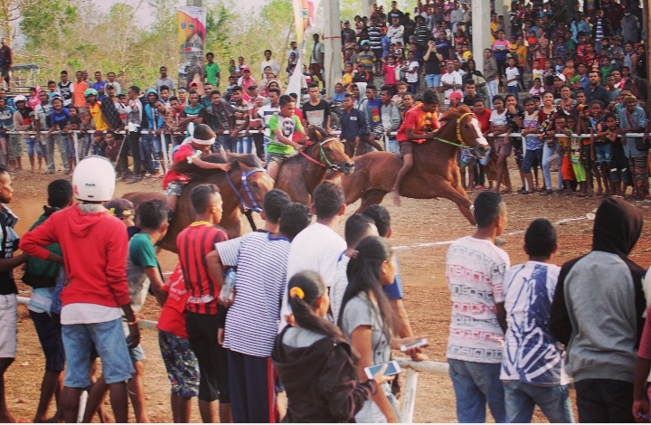 Kemeriahan crossborder. foto:kemenpar