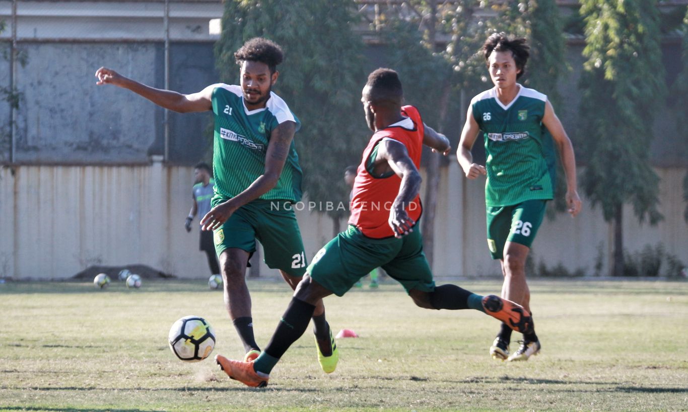 Defender Persebaya, Fandry Imbiri (kiri). (foto: Haris/ngopibareng)