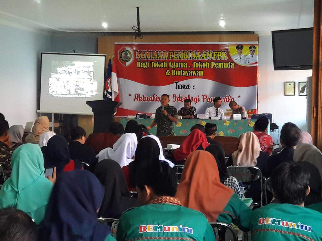 Kasdim 0815 Mayor Inf Nuryakin, S.Sos Saat membekali peserta Seminar FPKorum Pembauran Kebangsaan (FPK)