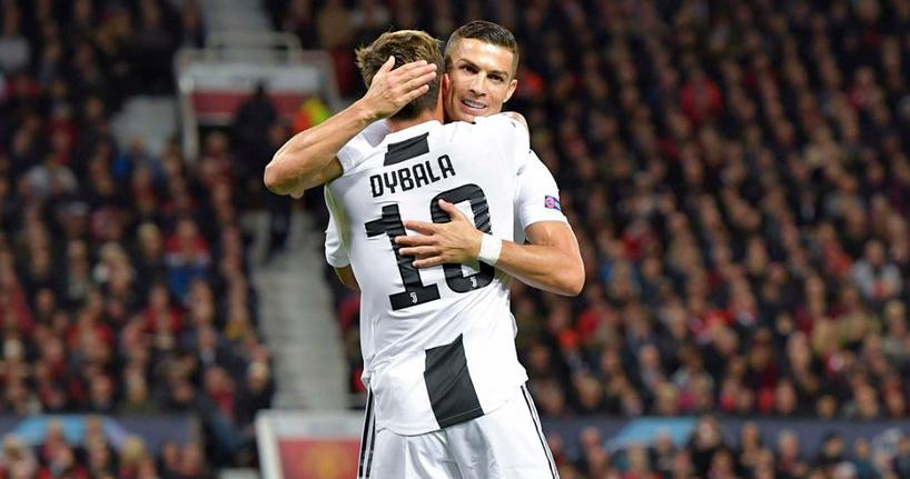 Cristiano Ronaldo memeluk Paulo Dybala usai gol yang dicetak pemain Argentina itu ke gawang Manchester United. (twitter@juventusfc) 