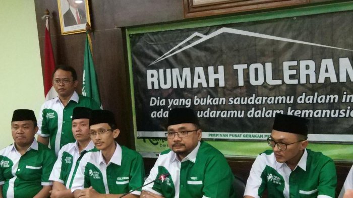 Ketua Umum Pimpinan Pusat GP Ansor, Yaqut Cholil Qoumas (kedua kanan) saat jumpa pers soal kasus pembakaran bendera bertuliskan kalimat Tauhid, Rabu 24 Oktober 2018 siang.