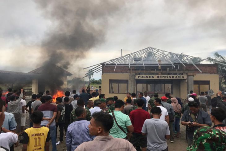 Massa bakar Polsek Bendahara. Foto: antara