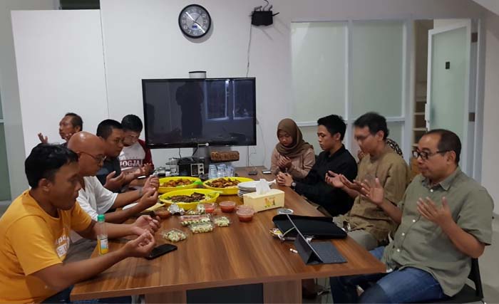 Sebagian tim Ngopibareng.id mengikuti syukuran secara sederhana di kantor. (Foto: Bisri Hasan)
