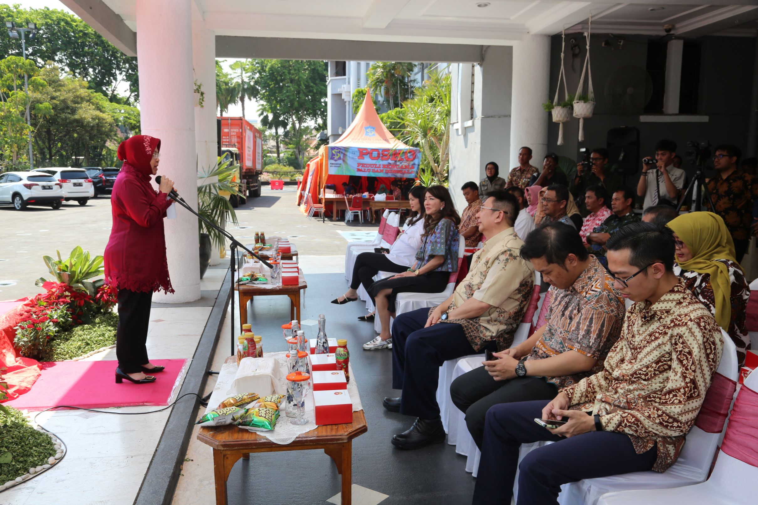 Wali Kota Surabaya Tri Rismaharini mengirim bantuan berupa tim ahli gedung ke lokasi bencana gempa bumi, Palu, Donggala dan Sigi, Sulawesi Tengah. (foto: farid/ngopibareng.id) 