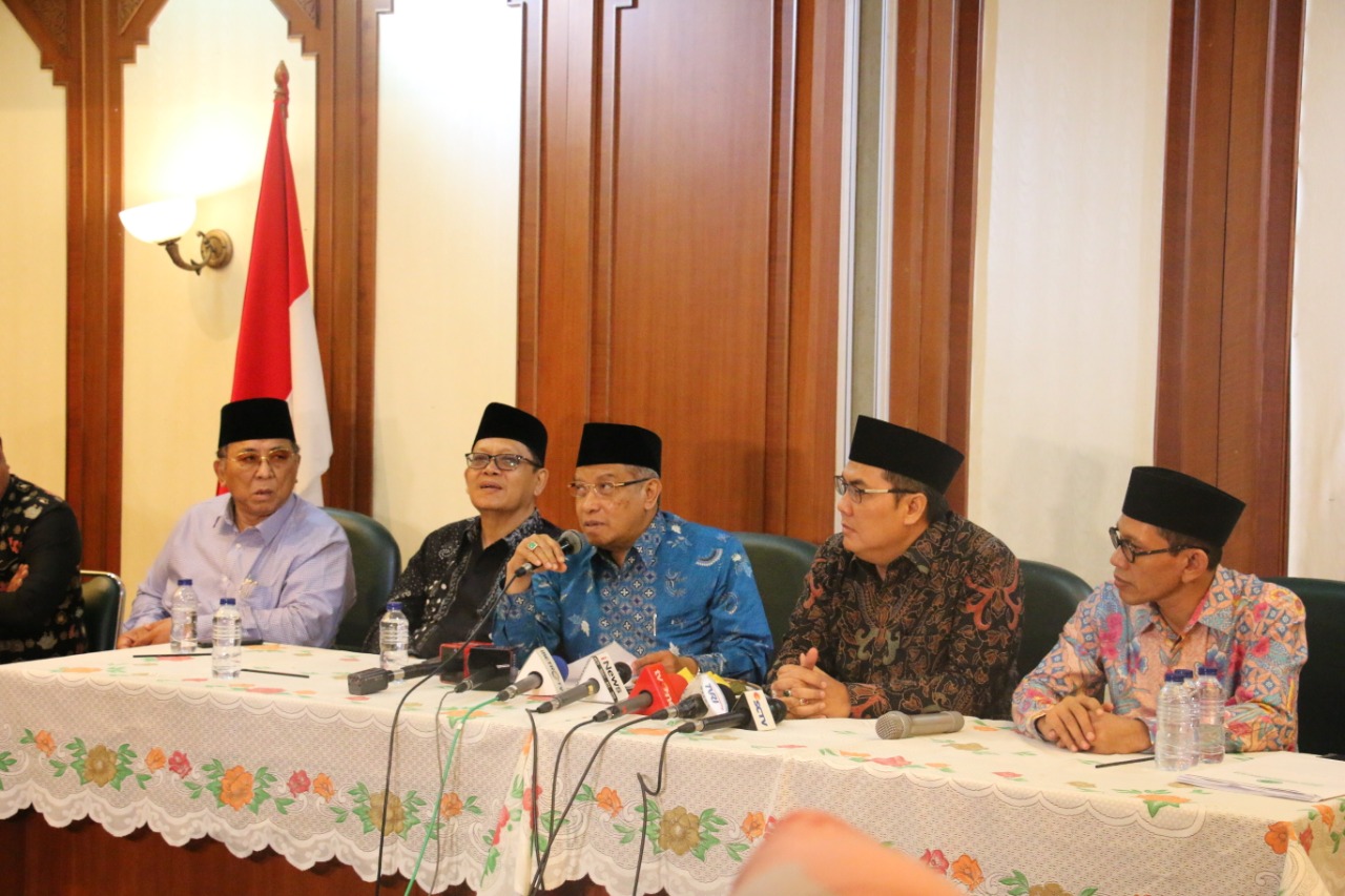 JUMPA PERS: Kiai Said Aqil dalam konferensi pers di Gedung PBNU, Jakarta Pusat, Rabu 24 Oktober 2018, bersama Helmy Faishal Zaini, Sekretaris Jenderal PBNU. (foto: nu for ngopibareng.id)