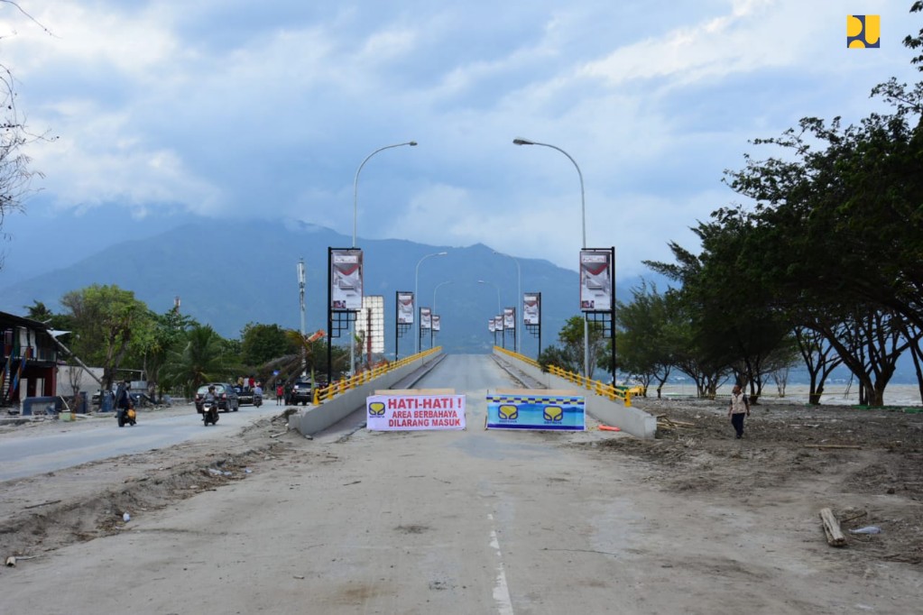 Kondisi Jembatan Kuning atau Ponulele pascagempa bumi dan tsunami guncang Kota Palu, Sulawesi Tengah. Foto: Biro Komunikasi Publik Kementerian PUPR.