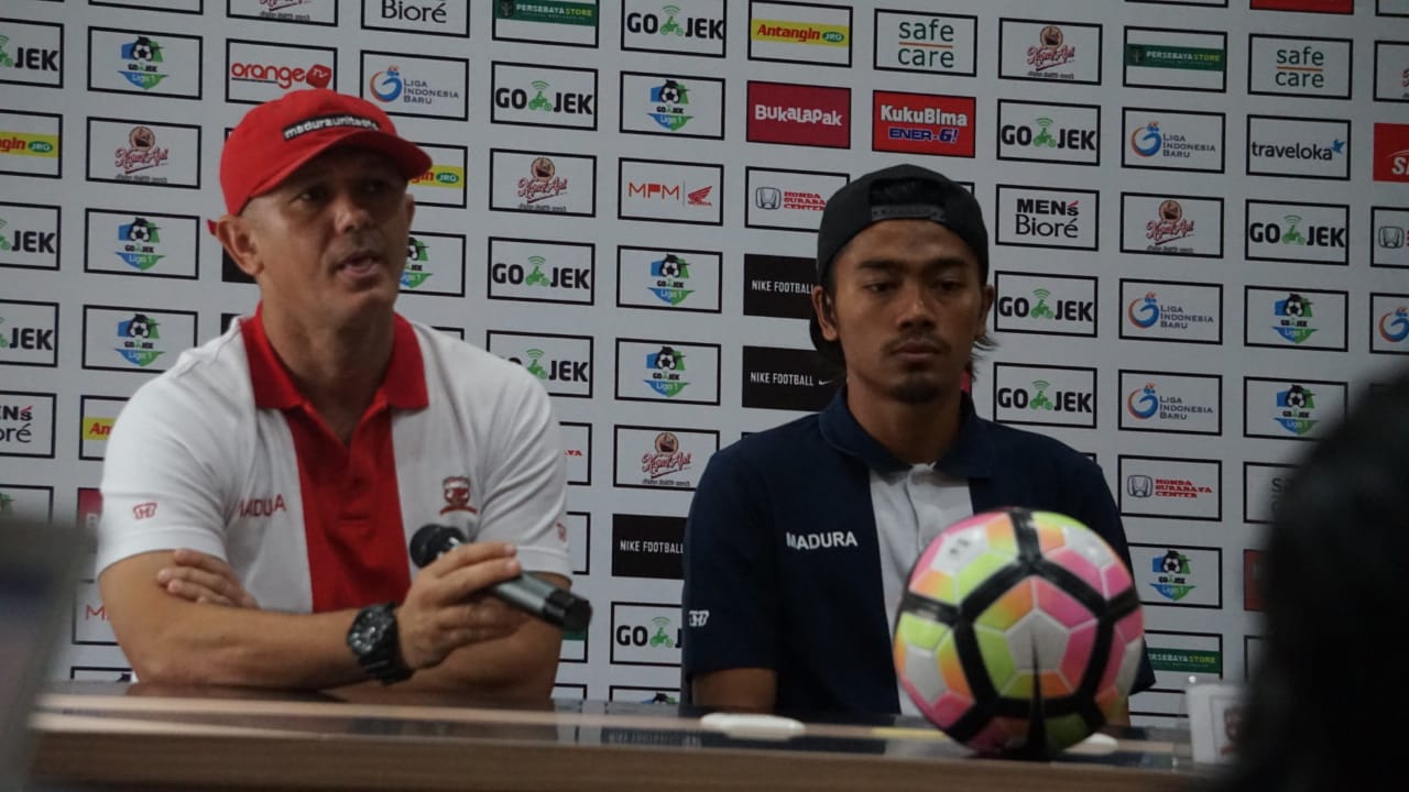 Pemain Madura United, Andik Rendika Rama (kanan) bersama pelatih Gomes de Oliveira. (foto: Haris/ngopibareng)