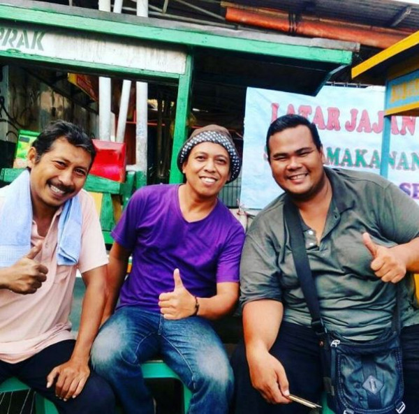 Fahmi Bo bersama rekannya di sinetron serial Tukang Ojek Pengkolan (TOP).