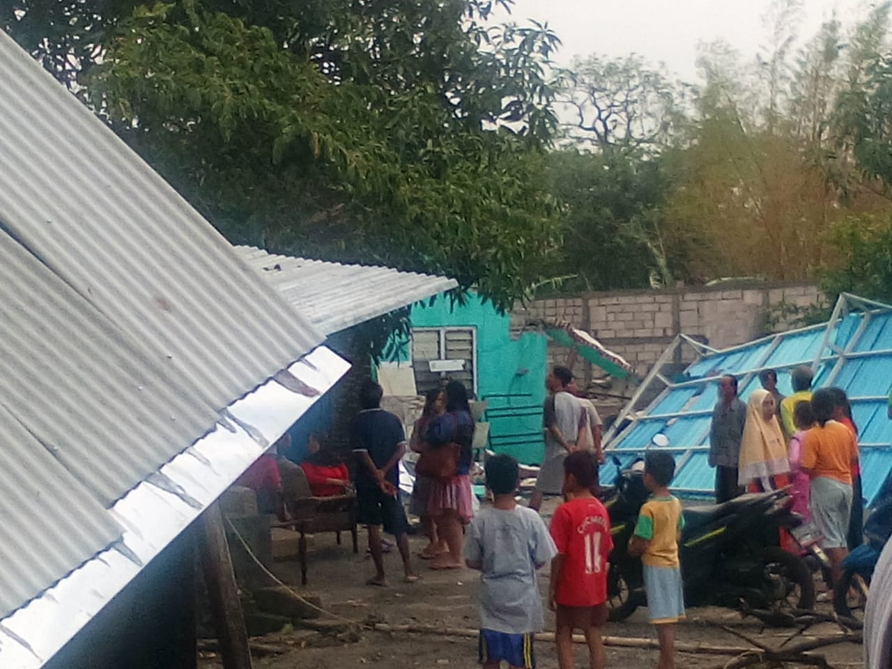 Rumah warga yang rusak kena puting beliung di lamongan