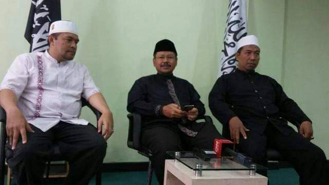 DIBUBARKAN: Ismail Yusanto (tengah), jubir Hizbut Tahrir Indonesia (HTI) mengadakan jumpa pers ketika dinyatakan terlarang oleh Pemerintah RI. (foto: dok ngopibareng.id)