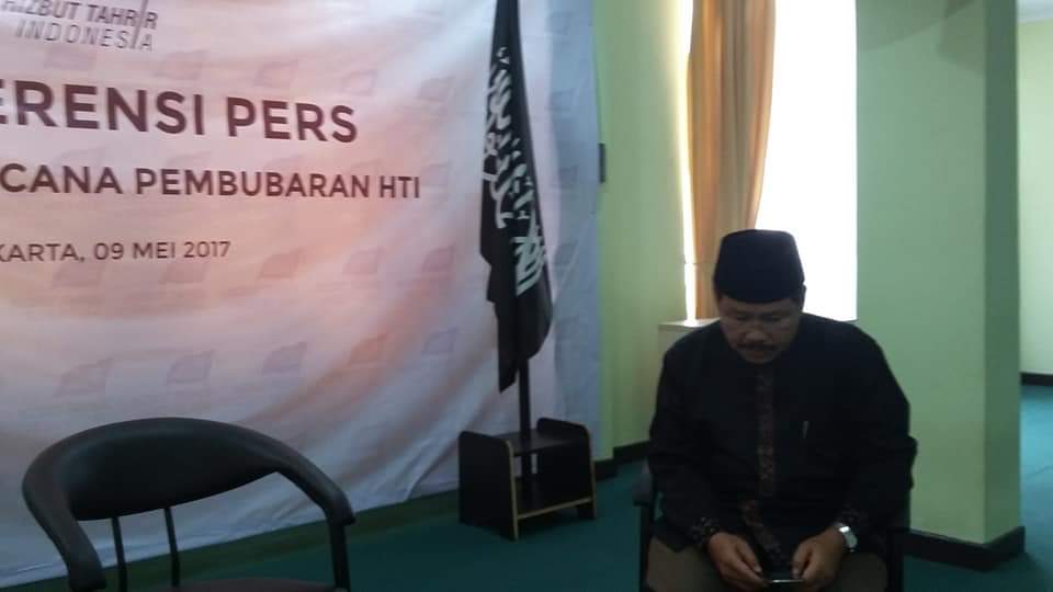 DIBUBARKAN: Ismail Yusanto, jubir Hizbut Tahrir Indonesia (HTI) mengadakan jumpa pers ketika dinyatakan terlarang oleh Pemerintah RI. (foto: dok ngopibareng.id)