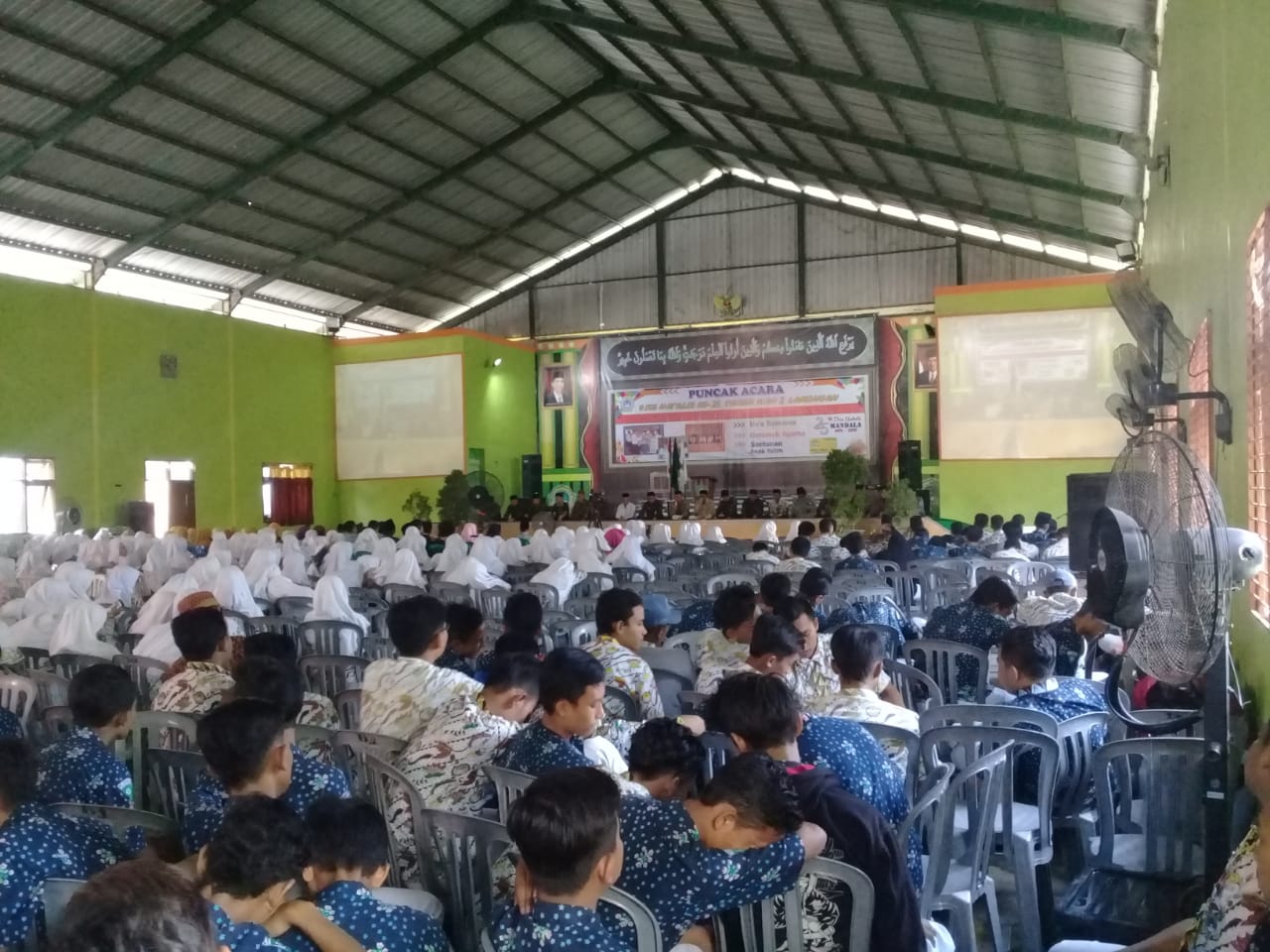 Kegiatan dies natalis ke 25 tahun Madrasah Aliyah Negeri (MAN) 2 Lamongan berlangsung di aula setempat, Kamis 24 Oktober 2018. (Foto: Totok/ngopibareng.id)