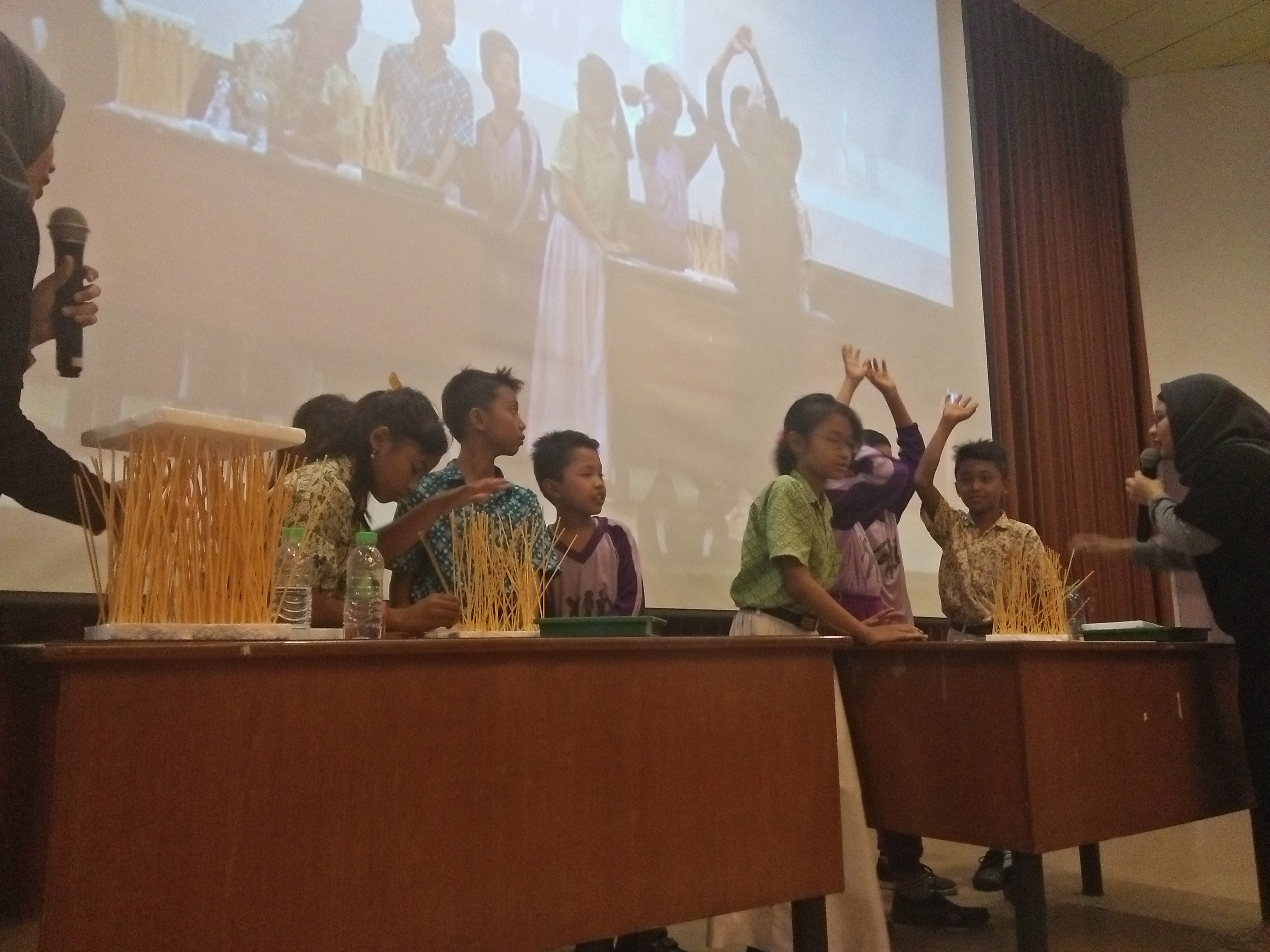 Siswa dari SDN Siwalankerto II Surabaya melakukan demo eksperimen dalam kegiatan SFF 2018 di UK Petra. (Foto: Amanah/ngopibareng.id)