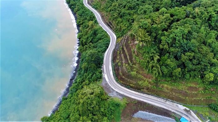 BERKELOK: Suara pembangunan jalur Trans Papua Barat, penuh jalan berkelok. Memesona alamnya. (foto: pupr for ngopibareng.id)