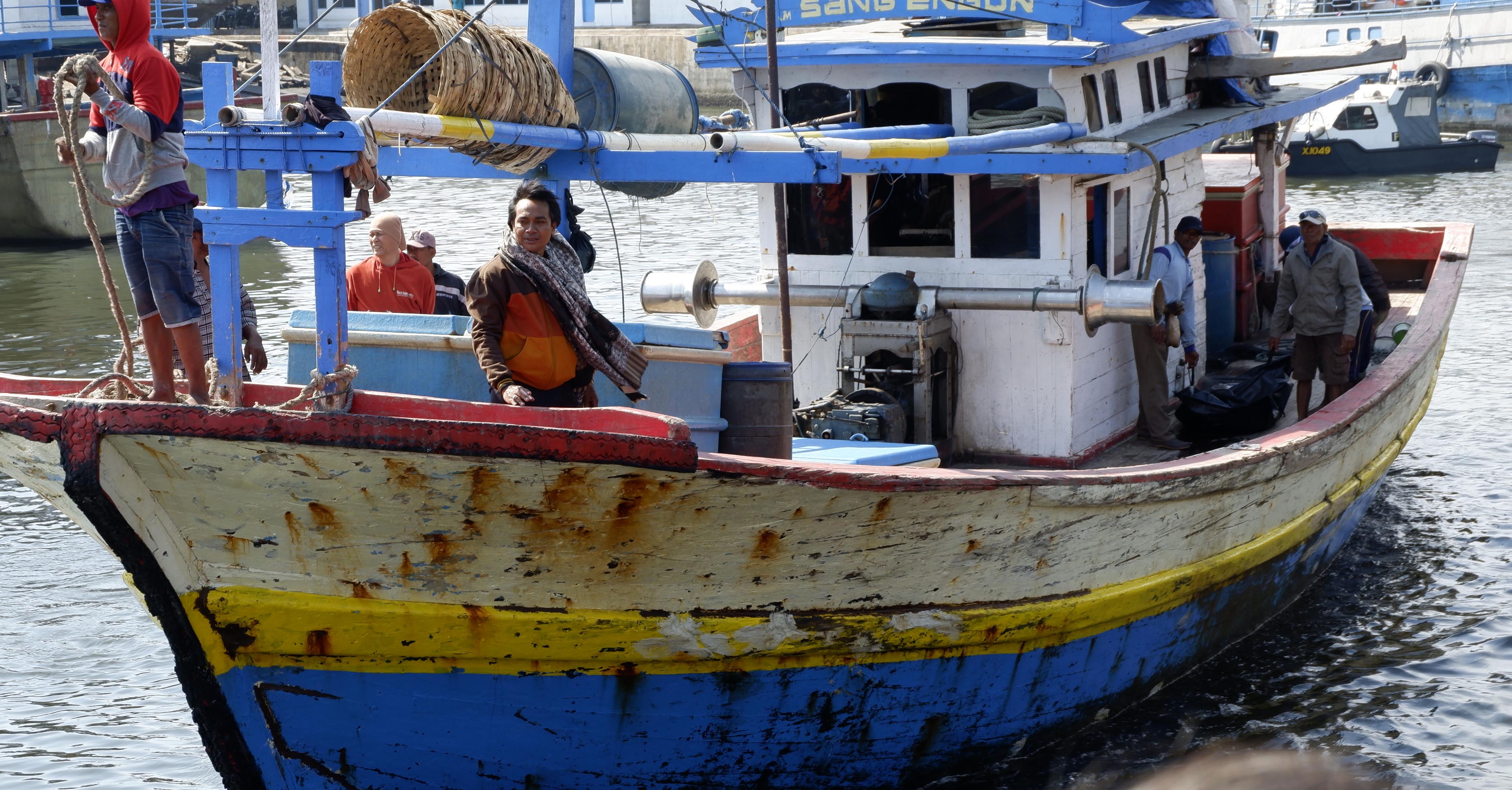 Kapal Motor Sang Angon, yang mengangkut jenasah ABK (Mr X) merapat di Pelabuhan Tanjung Tembaga, Kota Probolinggo. (Foto: Ikhsan/Ngopibareng.id)