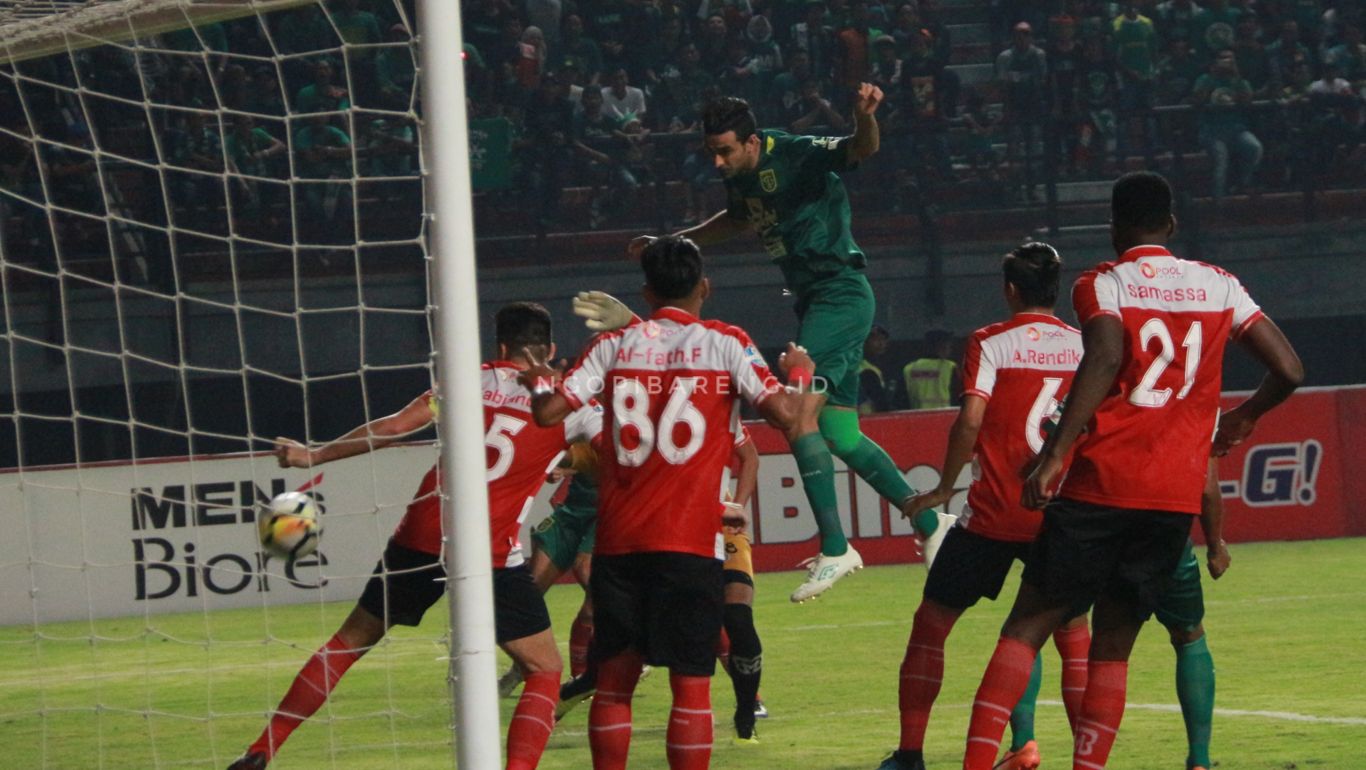 Gol pembuka Persebaya ke gawang Madura United. (foto: Haris/ngopibareng)