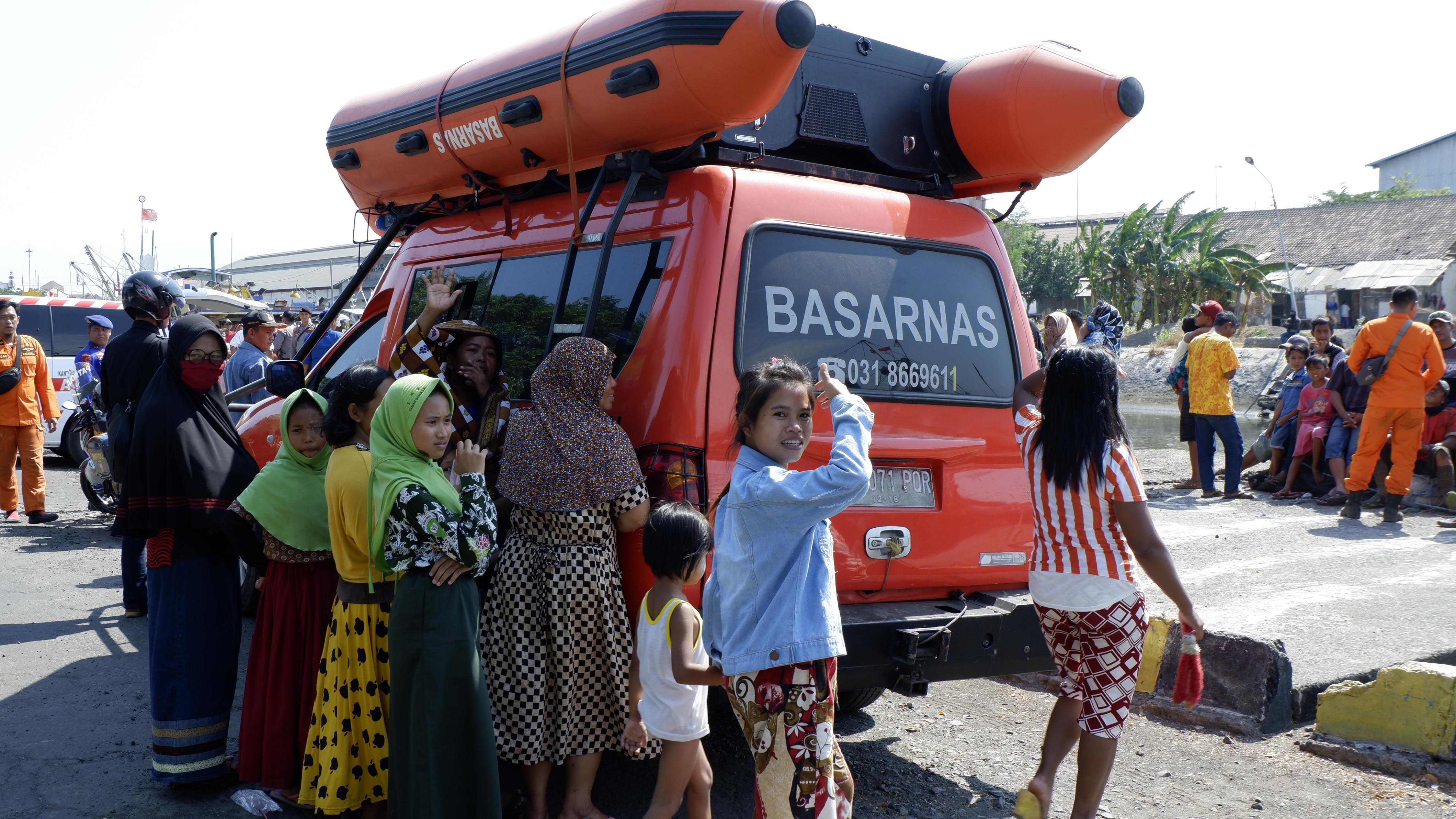 Ribuan warga menyambut kedatangan jenazah Mr X, belakangan diketahui sebagai Windi di Pelabuhan Tanjung Tembaga, Probolinggo. (Foto: Ikhsan/ngopibareng.id)